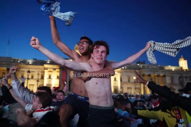 Rất đông người dân kéo đến quảng trường ăn mừng chiến thắng trước Đan Mạch