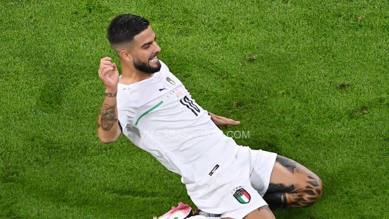 Insigne lập siêu phẩm nâng tỉ số lên 2 - 0.