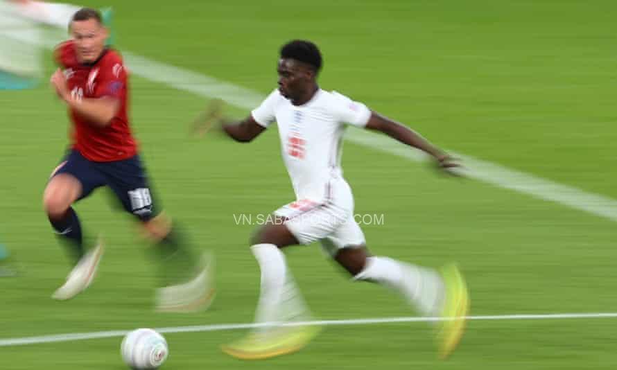 Saka có được sự linh hoạt trong cả tấn công và phòng ngự