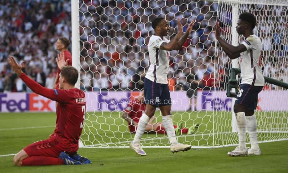 Saka đã có đường tạt bóng khiến Kjaer của Đan Mạch phản lưới nhà