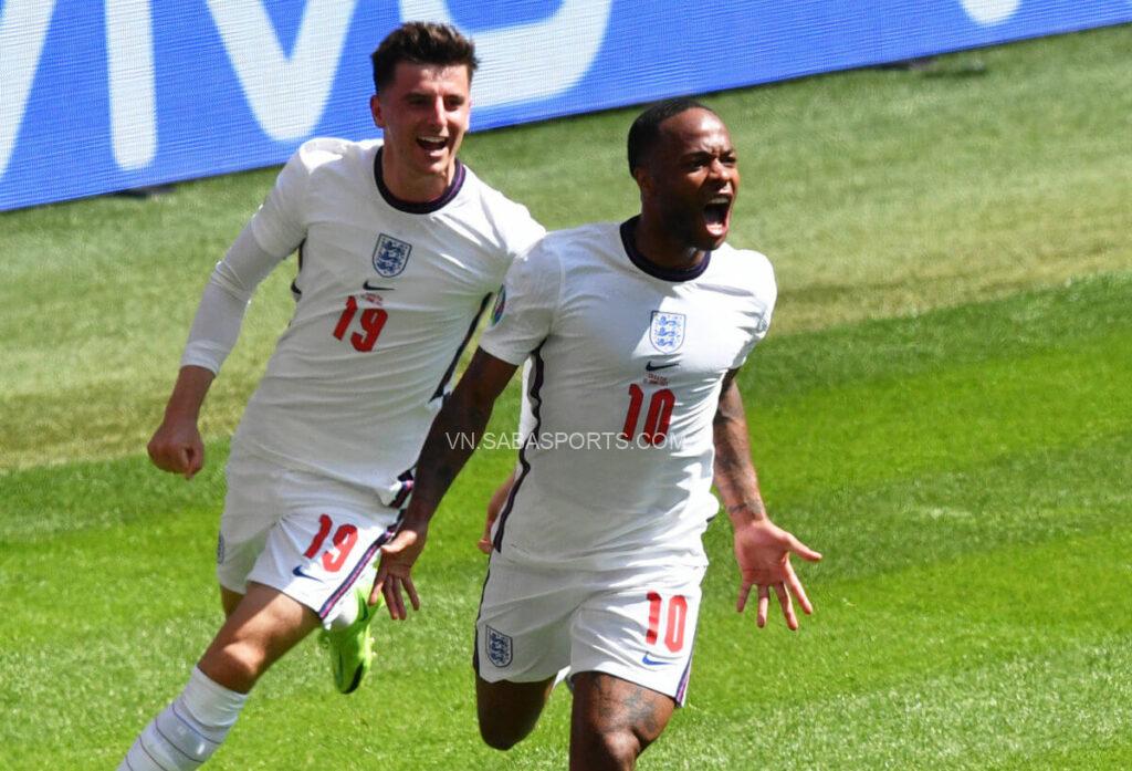 Tốc độ của Sterling dự đoán sẽ làm khó hàng thủ cao tuổi của Ý.