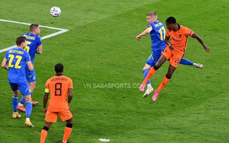 Dumfries ấn định chiến thắng cho Cơn Lốc Da Cam