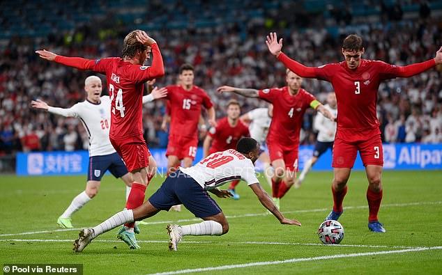 Trọng tài bắt chung kết Euro 2016: “11m cho ĐT Anh, nhưng không phải tình huống của Sterling”