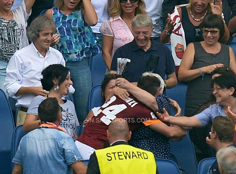 Cảnh Florenzi ôm người bà của mình khiến nhiều người xúc động