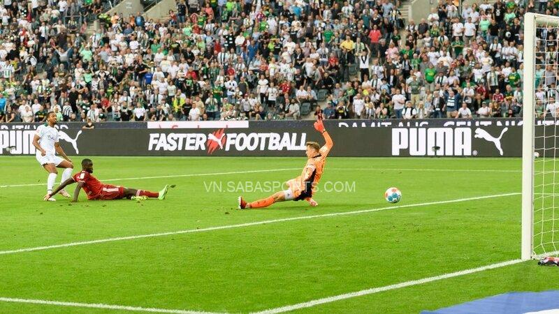 Alassane Pléa ghi bàn thắng đầu tiên của Bundesliga mùa giải mới