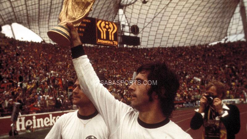 Gerd Muller cùng với đội tuyển Đức nâng cao chức vô địch World Cup 1974