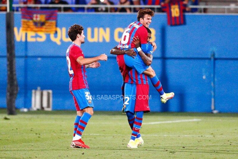 Riqui Puig để lại ấn tượng với pha lập công đẹp mắt (Ảnh: Getty Images)
