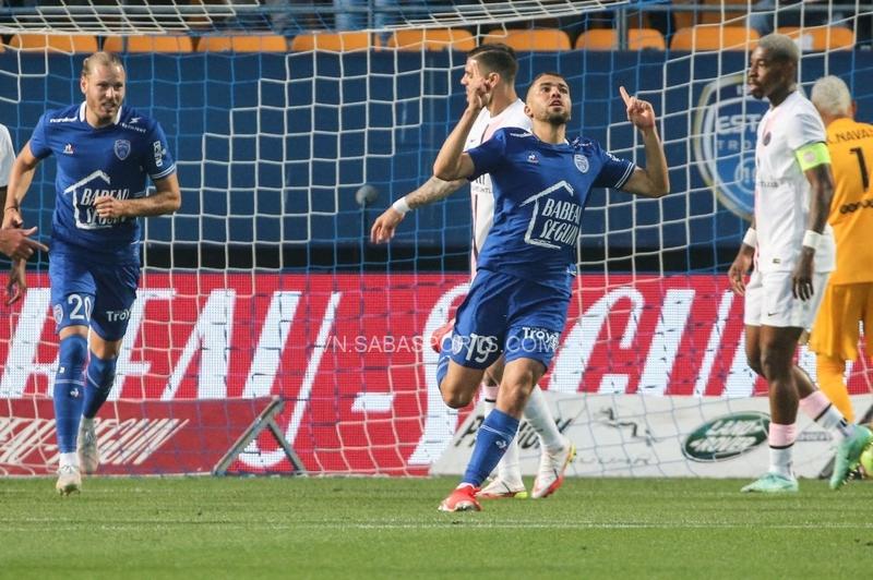 Trung vệ El Hajjam đưa đội chủ nhà vươn lên dẫn trước (Ảnh: Getty Images)