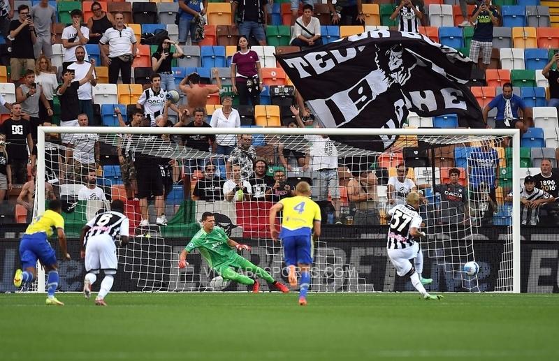 Pereyra đánh lừa Szczesny để rút ngắn tỷ số của trận đấu