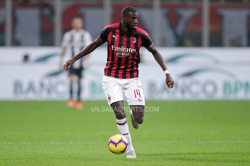 Bakayoko-tung-choi-bong-cho-AC-Milan- 1 jpg.