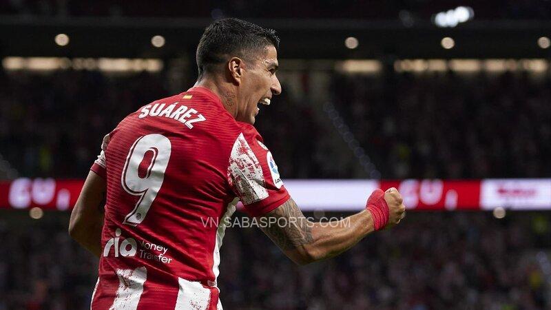 Suarez ăn mừng bàn thắng đầu tiên mùa này