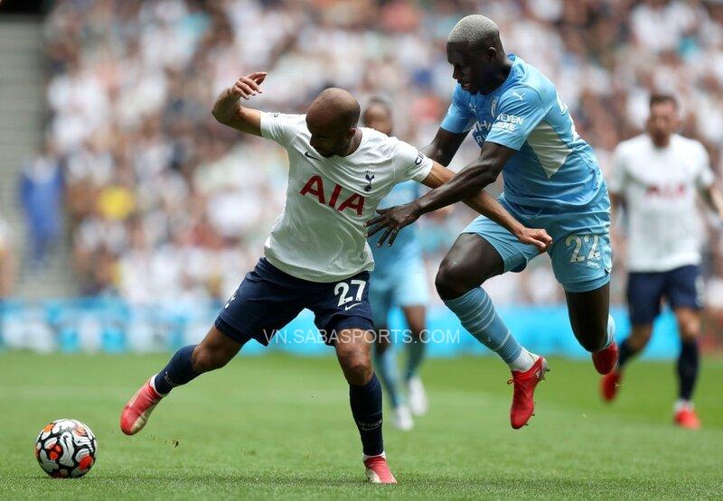 Hiệp đấu đầu tiên chứng kiến thế trận đôi công hấp dẫn