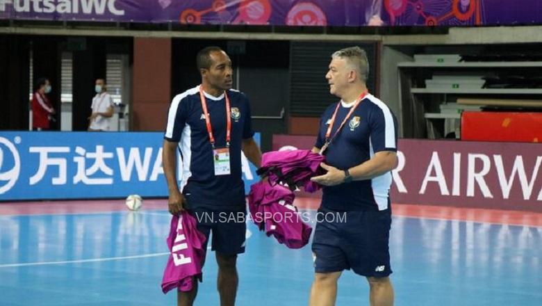 HLV Botana (phải) tự tin đã nghiên cứu kỹ băng hình về ĐT futsal Việt Nam