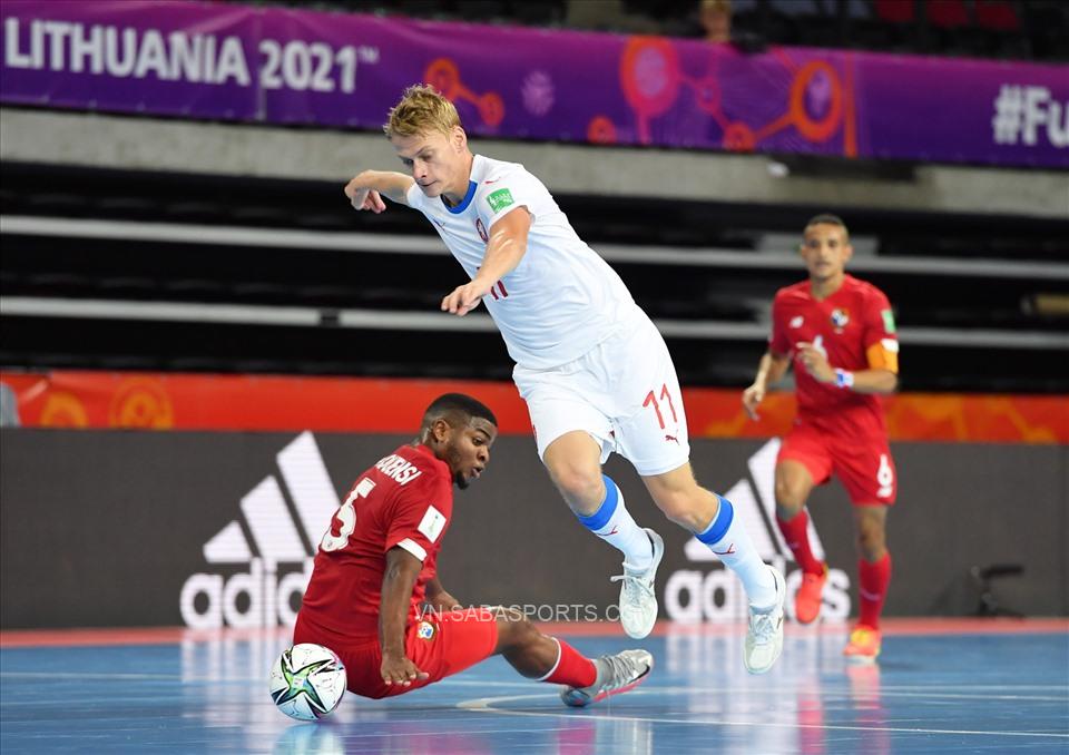 Panama (áo đỏ) đã sụp đổ rất nhanh trước CH Séc