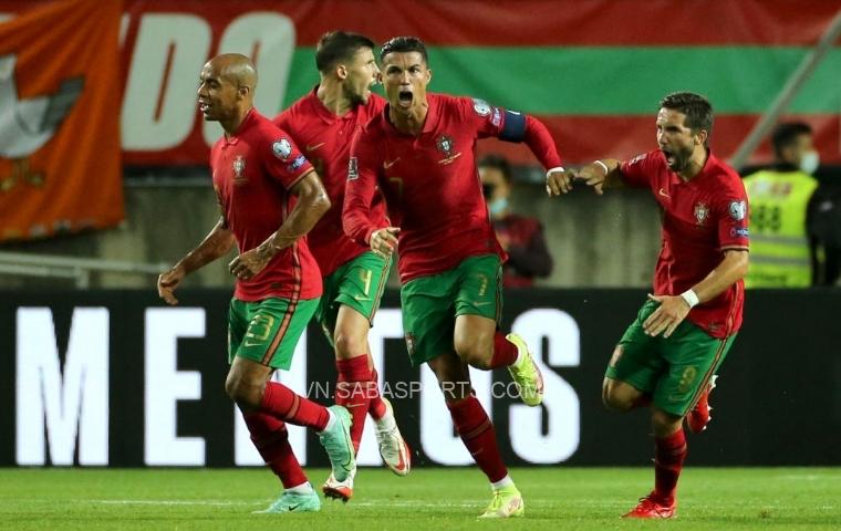 Ronaldo chẳng những không bị phạt mà còn kéo ĐT Bồ Đào Nha lội ngược dòng