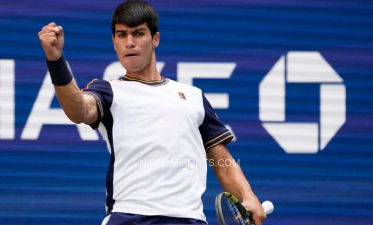 Carlos Alcaraz rất vững vàng trước người đàn anh lắm chiêu trò