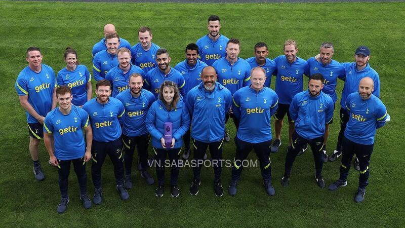 Nuno Santo ăn mừng chiến tích với ban huấn luyện của Spurs