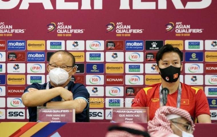 Ông Park và Ngọc Hải trong buổi họp báo trước trận
