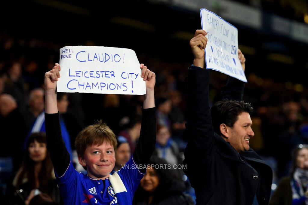 Các CĐV của Chelsea mong HLV cũ Claudio Ranieri sẽ nâng cúp cùng Leicester
