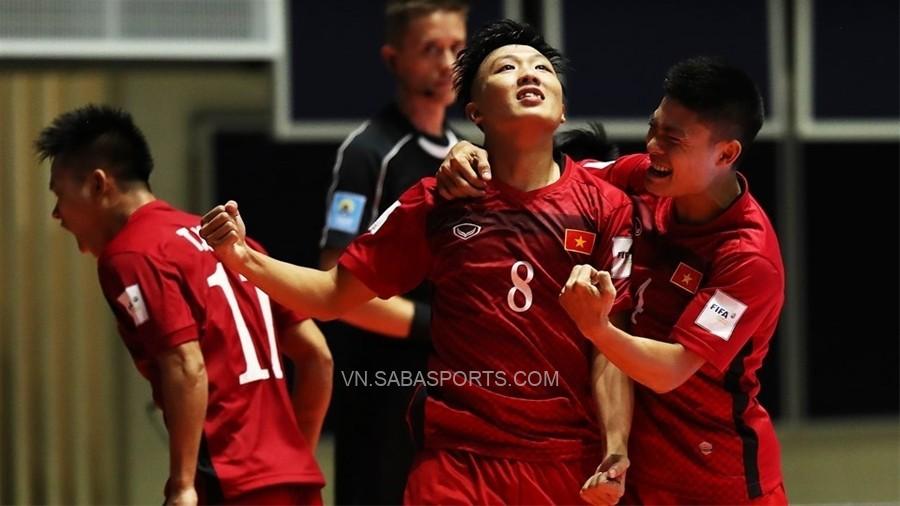 Minh Trí (8) ăn mừng hat-trick tại Futsal World Cup 2017