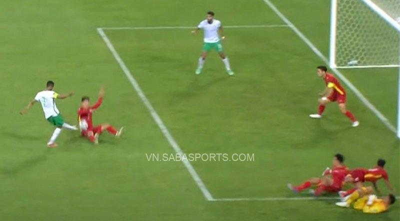 Duy Mạnh đã phải nhận thẻ vàng thứ 2 dù không cố ý dùng tay chơi bóng