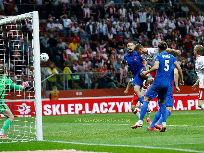 Szymanski hóa người hùng giữ lại 1 điểm cho Ba Lan