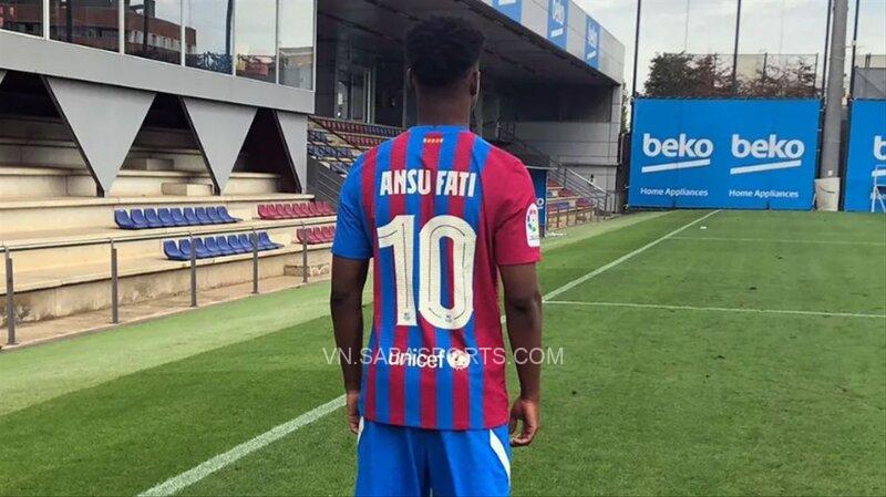 Fati kế thừa chiếc áo số 10 của Messi