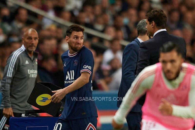 Cái nhướn mắt của Messi dành cho HLV Pochettino