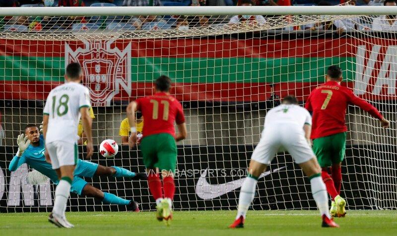 Ronaldo bỏ lỡ quả phạt đền ngay đầu trận đấu