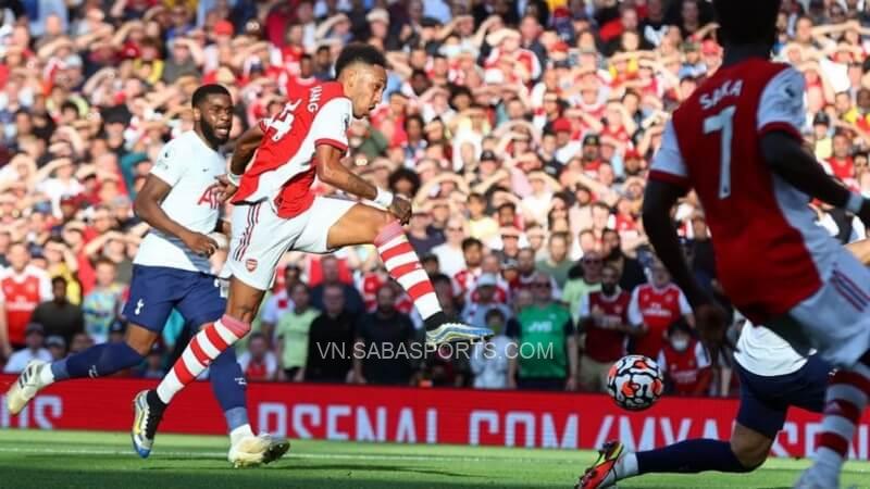 Tiền đạo người Togo chơi đầy cảm hứng ở trận gặp Spurs