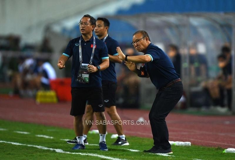 HLV Park Hang Seo và các cộng sự đã có một ngày làm việc vất vả ngoài đường pitch