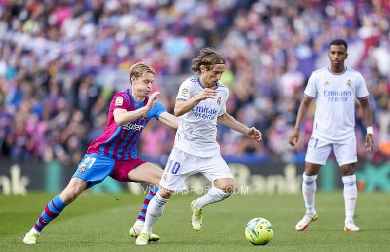 De Jong đuổi theo Modric. (Ảnh: Twitter)
