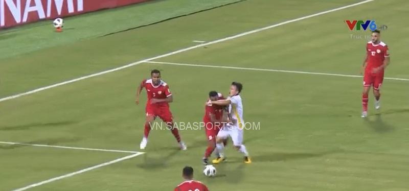 Pha va chạm của Quang Hải và hậu vệ đối phương. (Ảnh: Báo Quân đội Nhân dân)