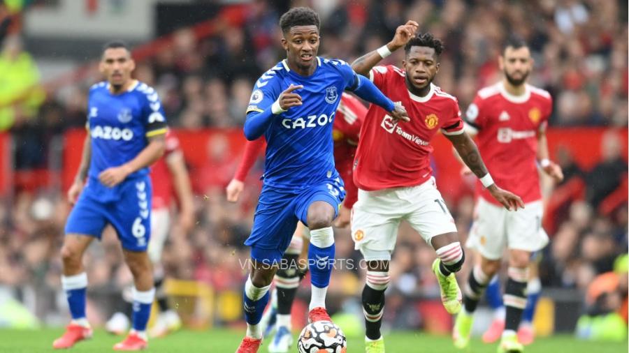 Fred vừa để mất bóng vừa hời hợt khi ngăn chặn đối thủ