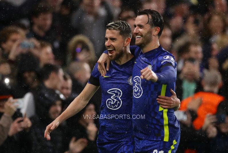 Jorginho thể hiện kỹ năng đá phạt đền tuyệt vời bằng cú đúp