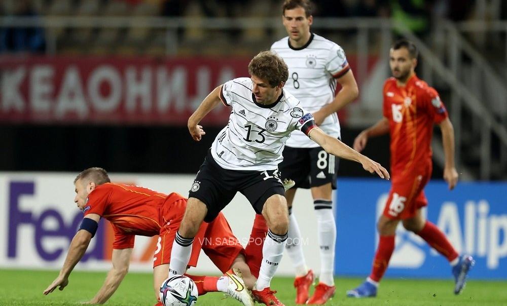 Muller và các đồng đội gặp khó trước hàng thủ vững chắc của Bắc Macedonia trong 45 phút đầu trận