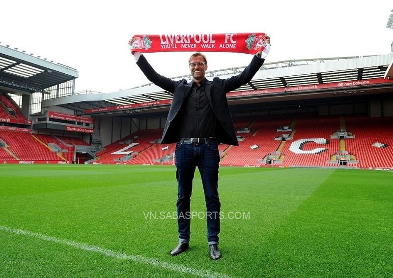 Lần đầu tiên Klopp đặt chân lên thảm cỏ Anfield trên cương vị HLV. (Ảnh: VnExpress)