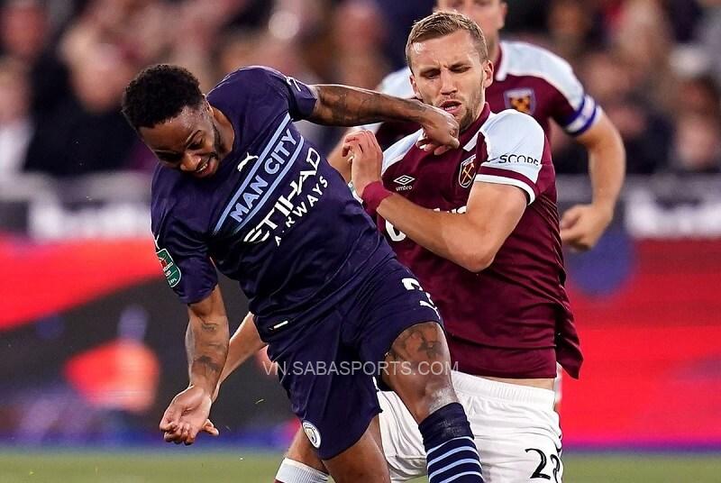 Raheem Sterling bị cầu thủ đối phương áp sát. (Ảnh: Manchester Evening News)