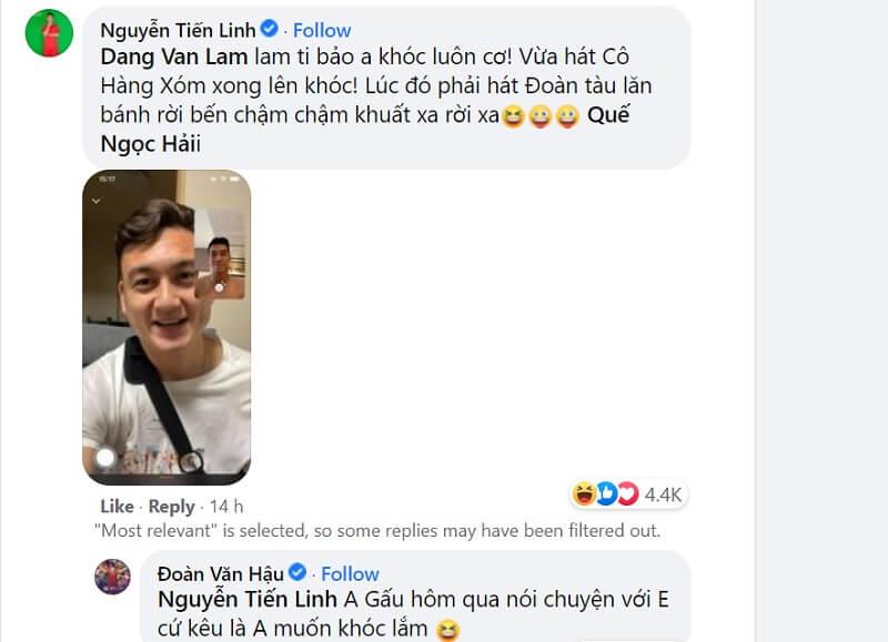 Cuộc trò chuyện giữa các cầu thủ. (Ảnh: Facebook Quế Ngọc Hải)