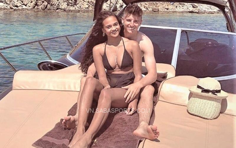 Mount rất chung tình với bạn gái dù là mục tiêu của vô số fan nữ