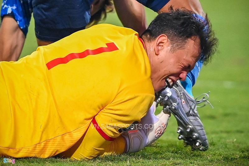 Đạp vô mặt Tấn Trường, cầu thủ Nhật trả giá không hề rẻ