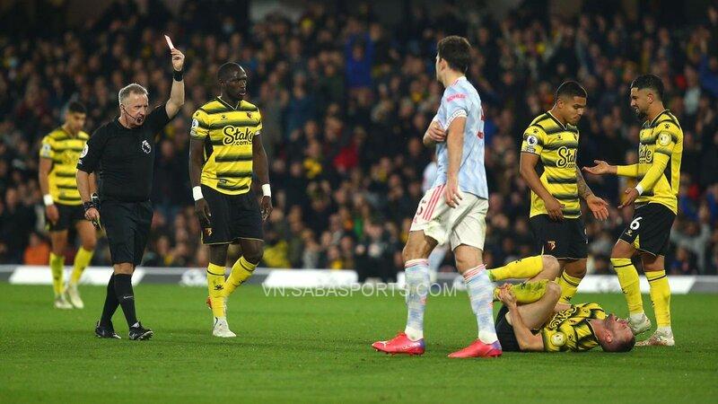 Chiếc thẻ đỏ của Maguire phá nát hy vọng ngược dòng của Man United