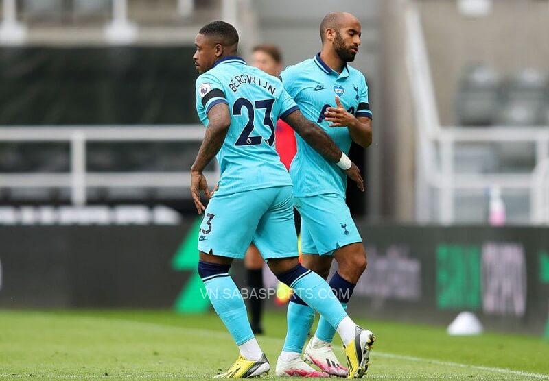 Bergwijn và Moura có thể phải thích ứng với vai trò mới. (Ảnh: Twitter)