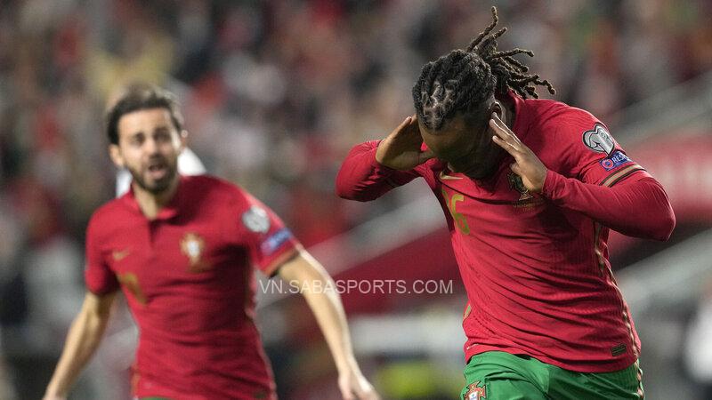 Renato Sanches mở điểm từ rất sớm cho đội chủ nhà