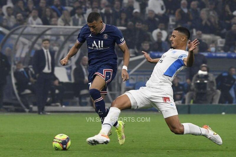 Saliba ngăn cản tình huống nguy hiểm từ Mbappe