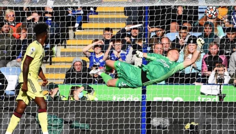 Ramsdale liên tục khiến CĐV Arsenal phấn khích bằng những pha cứu thua mãn nhãn