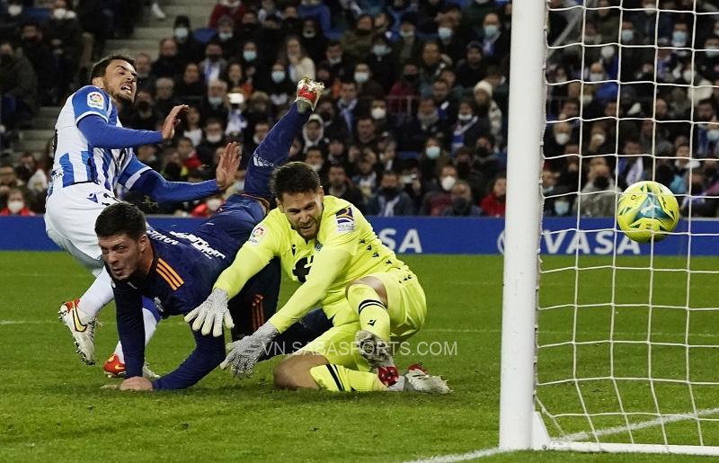 Jovic vừa có pha lập công giải hạn trong màu áo Real