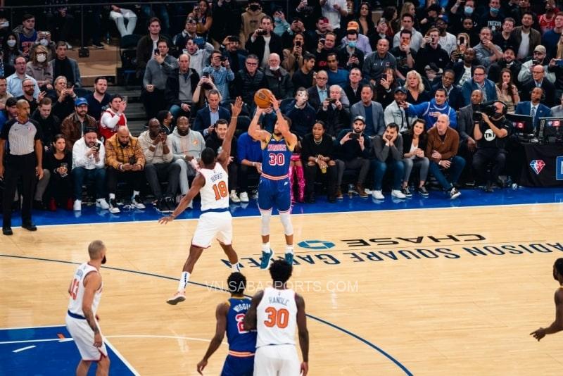 Quả ném giúp Curry phá vỡ kỷ lục