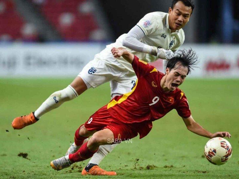 Một trong những tình huống gây tranh cãi của trận đấu