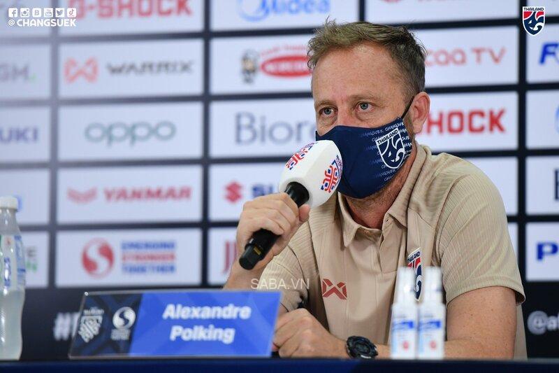 HLV Polking tán thưởng các học trò sau trận đấu